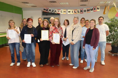 Die an der Zertifizierung Beteiligten: Von der Grundschule Weier: Simone Gloski, Marion Zureich, Brigitta Meyer-Zentner, Simone Steffen, Stefan Vetter und Birgit Wittkau. 
Von der Schulkindbetreuung Weier : Irmgard Krocker, Michaela Pabich, Kirsten Kehret und Heike Rimmelin sowie fr die KiTa Weier Janina Streif mit der Prozessbegleiterin Susanne Peter und der Prventionsbeauftragten des Ortenaukreises Andrea Heiberger (beide vorne ohne Urkunde)