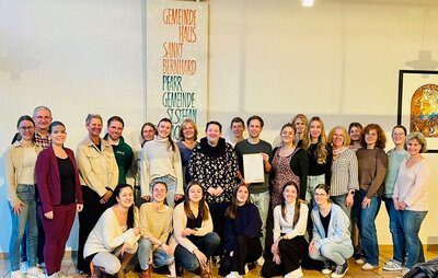 Das Team der Kita St. Stefan Oberachern mit Leitung Markus Wolber (mittig), Trgervertretern Frau Leopold und Herr Stockinger, Regionale Prventionsbeauftragte Andrea Heiberger, Prozessbegleitung Susanne Peter und Dominik Hertlein (AOK Sdlicher Oberrhein