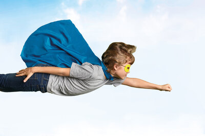 Kleiner Superheld fliegt,