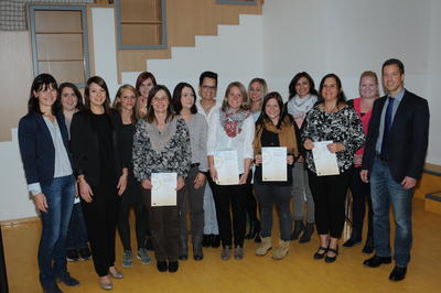 v .l. Kindergartenleiterin Petra Heitz, Janine Griener, PNO Beauftragte der Raumschaft Offenburg Sarah Henschke, Prozessbegleiterin Katrin Schmieder, Marita Krieg, Doris Sauer, Simone Schreiner, Myria Mller, stellvertretende Leiterin Stefanie Huber, Lisa Sauer, Alisa Ehret, Irina Kindsvater, Sandra Meier, Ronja Harter und Brgermeister Manuel Tabor.