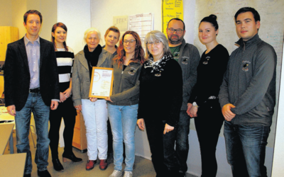 Bei der bergabe des PNO-Zertifikats (von links): Brgermeister Manuel Tabor, Sarah Henschke (Landratsamt Offenburg), Heidemarie Korthaus (Prozessbegleitung), Sandra Lanig (Leitung Adlerhorst), Lena Heupgen (Geschftsfhrung Vogelnest GmbH), Elfriede Pfaff, Volker Kopp,Julia Walow (alle drei vom Adlerhorst-Team) und Timo Bayer (Anerkennungspraktikant).