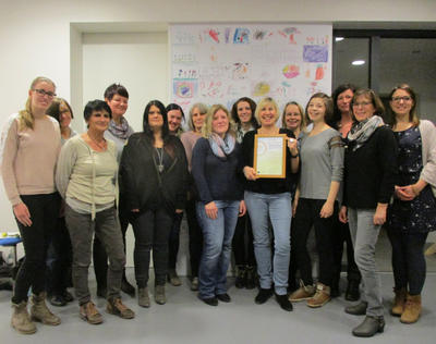 Sarah Henschke (ganz rechts), regionale Prventionsbeauftragte des Prventionsnetzwerks Ortenaukreis, bergibt das Zertifikat Gesundheitsfrderliche Einrichtung an Beate Brose (6.v.r.), Leiterin des Martinkindergartens. Mit dabei waren auch die Erzieherinnen der Kindertageseinrichtung.