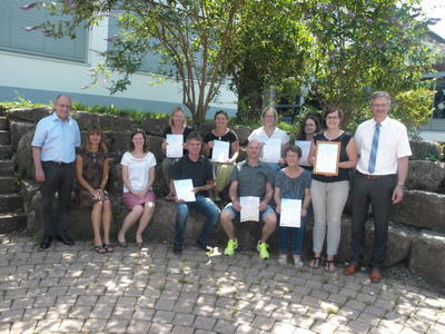 Gesundheits-Zertifikate an der Oberharmersbacher Brandenkopfschule: Ullrich Bttinger, Leiter des Prventionsnetzwerks Ortenaukreis (von links), Prozessbegleiterin Stefanie Schopp, Prventionsbeauftrage Michaela Tisch, die Lehrkrfte Petra Zechmeister, Steffen Matzat, Ramona Schning, Paul Hug, Manuela Isaak, Annemarie Jkle, Markus Widera und Swenja Gthje sowie Brgermeister Siegfried Huber. Beim Fototermin fehlten Monika Korak, Adelheid Legath und Lilia Feller.