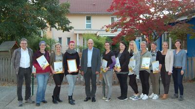 Pfarrer Raimund Fiehn (links), Ullrich Bttinger, Projektleiter des Prventionsnetzwerks Ortenau (5. von links), Katrin Schmieder (Prozessbegleiterin/2. von rechts) und Prventionsbeauftragte Michaela Tisch (rechts) gratulierten Kindergartenleiterin Natalie Jockers (4. von links) und ihrem Erzieherinnen-Team zur erfolgreichen Teilnahme am Prventionsprojekt.