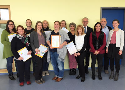 Die Lehrkrfte der Grundschule Kork mit Schulleiterin Sina Wohlfarth (6.v.l.) sowie (v.r.n.l.) die regionale Prventionsbeauftragte Michaela Tisch vom Landratsamt Ortenaukreis, Ortsvorsteher Patric Jockers, Fachbereichsleiterin Brgerdienste und Soziales Nanine Delmas von der Stadt Kehl, Schulamtsdirektor Gottfried Bhler und Prozessbegleiterin Gretel Maertins.