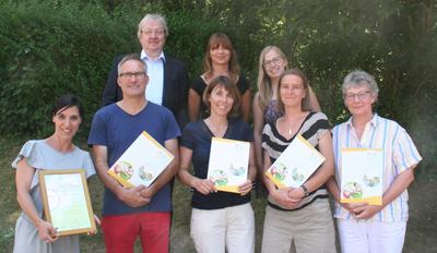 Die regionale Prventionsbeauftragte Marisa Bruder (hintere Reihe ganz rechts) von PNO zeichnete am Montag die Franz Rapp Grundschule in Oppenau als gesundheitsfrderliche Einrichtung aus. Mit dabei waren Brgermeisterstellvertreter Gerhard Raucher (hintere Reihe ganz links), Prozessbegleiterin Stefanie Schopp (Hintere Reihe, mitte), Schulleiterin Simone Brandstetter (vorne links) und das Lehrerkollegium.