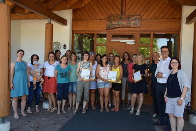 Brgermeister Marco Steffens (2. von rechts), die Regionale Prventionsbeauftragte fr die Raumschaft Kehl Michaela Tisch (1. von links) und das Team des Kommunalen Kindergarten Kindertreff